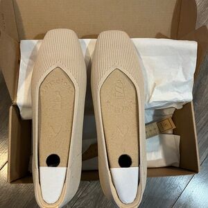 Vivaia Margot Walker Almond loafers NEW size 40.5 M (9-9.5)